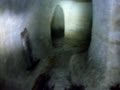 三重県半田地下壕地下二層目にある、トロッコ軌条と掘削機